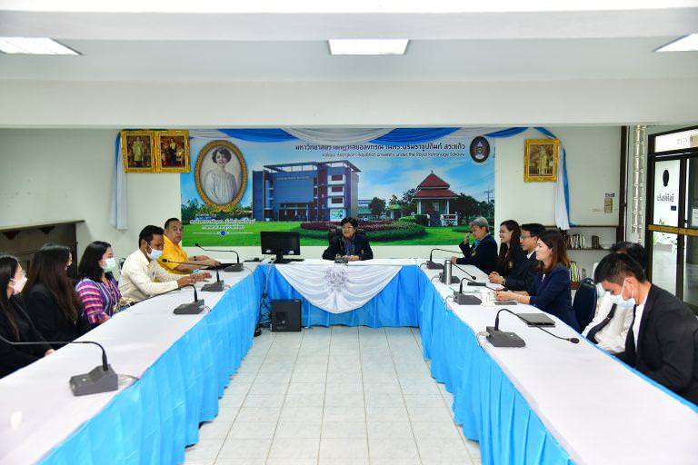 รศ.ดร.สมบัติ คชสิทธิ์ อธิการบดี เป็นประธานการประชุมคณาจารย์และบุคลากร มรวอ.สระแก้ว