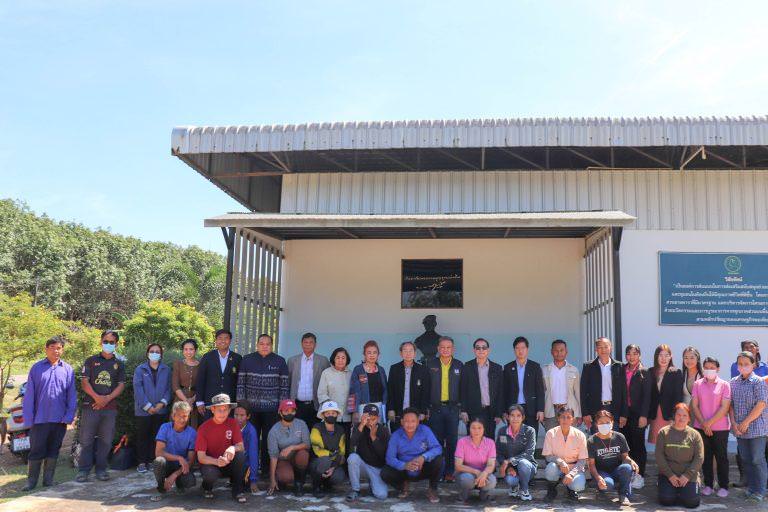 คณะกรรมการติดตาม ตรวจสอบ และประเมินผลงานมหาวิทยาลัยและคณบดี ศูนย์การเรียนรู้ด้านการเกษตรมูลนิธิรัฐบุรุษ พลเอก เปรม ติณสูลานนท์ และบุคลากรของมูลนิธิ