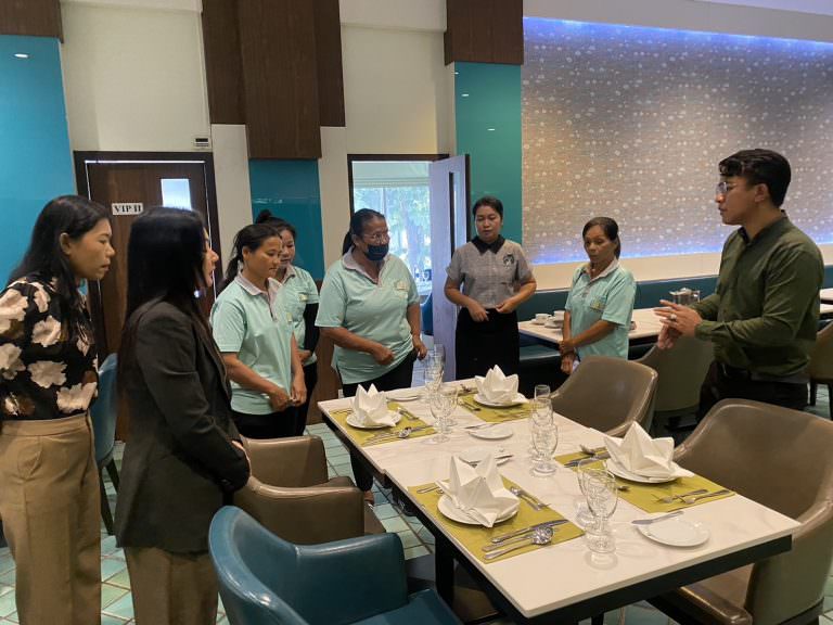 คณาจารย์และบุคลากร มรวอ.สระแก้ว เข้าฝึกทักษะ “การพัฒนาบุคลิกภาพงานบริการห้องอาหาร การเสิร์ฟอาหารและเครื่องดื่มแบบมืออาชีพ”