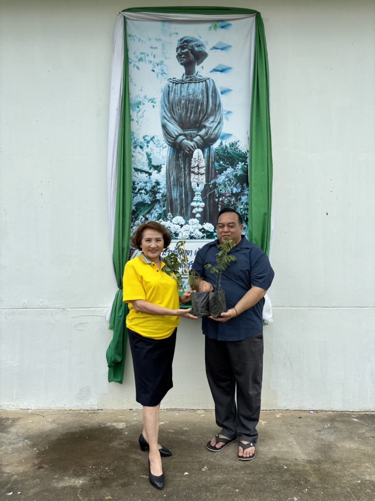 นางศิริรัตน์ ทงก๊ก นำพันธุ์ไม้(ต้นกัลปพฤกษ์) จำนวน 100 ต้น มอบให้กับ มรวอ.สระแก้ว เพื่อส่งเสริมการปลูกต้นไม้ได้คาร์บอนเครดิตช่วยโลก มหาวิทยาลัยสีเขียว