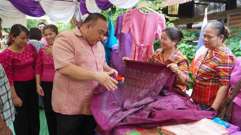 ร่วมรับการตรวจและร่วมส่งกำลังใจให้ชาวบ้าน บ้านหนองโกวิทย์ หมู่ที่ 7 ตำบลเขาสามสิบ อำเภอเขาฉกรรจ์ จังหวัดสระแก้ว ในการประกวดหมู่บ้านแผ่นดินธรรม-แผ่นดินทอง ระดับภาค