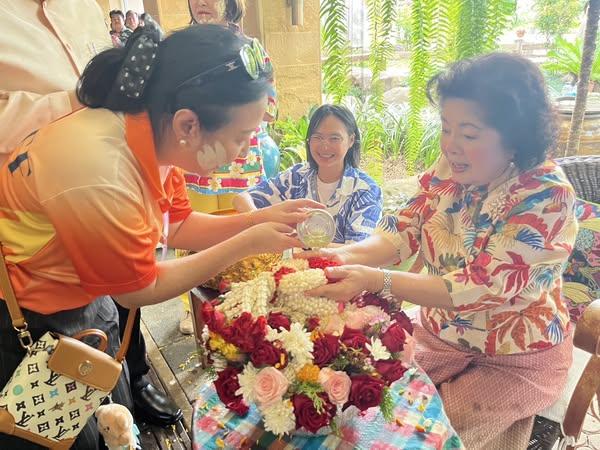 ร่วมรดน้ำขอพรมอบพวงมาลัยดอกไม้แก่ท่าน ส.ส.ขวัญเรือน เทียนทอง สมาชิกสภาผู้แทนราษฎรจังหวัดสระแก้ว เขต 1 ในฐานะนายกสมาคมศิษย์เก่ามหาวิทยาลัยราชภัฏวไลยอลงกรณ์ ในพระบรมราชูปถัมภ์ เนื่องในโอกาสเทศกาลวันสงกรานต์