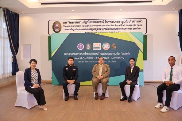 ผู้ช่วยศาสตราจารย์ ดร.ชัยวุฒิ เทโพธิ์ รองอธิการบดี พร้อมด้วยคณาจารย์ บุคลากร และนักศึกษา ร่วมกับ สำนักงานคณะกรรมการป้องกันและปราบปรามการทุจริตแห่งชาติ จังหวัดสระแก้ว ,สภาเด็กและเยาวชนจังหวัดสระแก้ว และนักเรียนจากโรงเรียนบ้านแก้งวิทยา โรงเรียนวัฒนานคร โรงเรียนซับนกแก้ววิทยา ร่วมบันทึกเทปรายการ “เวทีชาวบ้าน : ร่วมคิดพิชิตโกง”