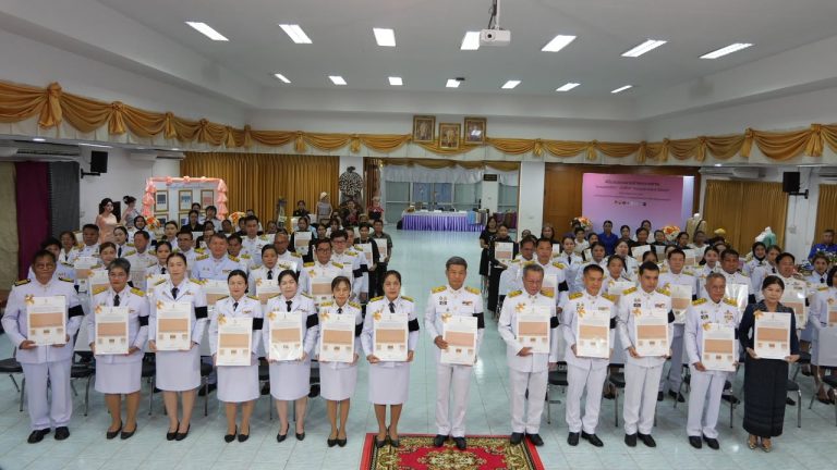 วันอังคารที่ 12 พฤษภาคม 2569 เวลา 09.00 น. อาจารย์กีรฉัตร วันช่วย ประธานหลักสูตรบริหารธุรกิจบัณฑิต ได้รับมอบหมายให้เข้าร่วมพิธีมอบแบบลายผ้าพระราชทาน ป…
