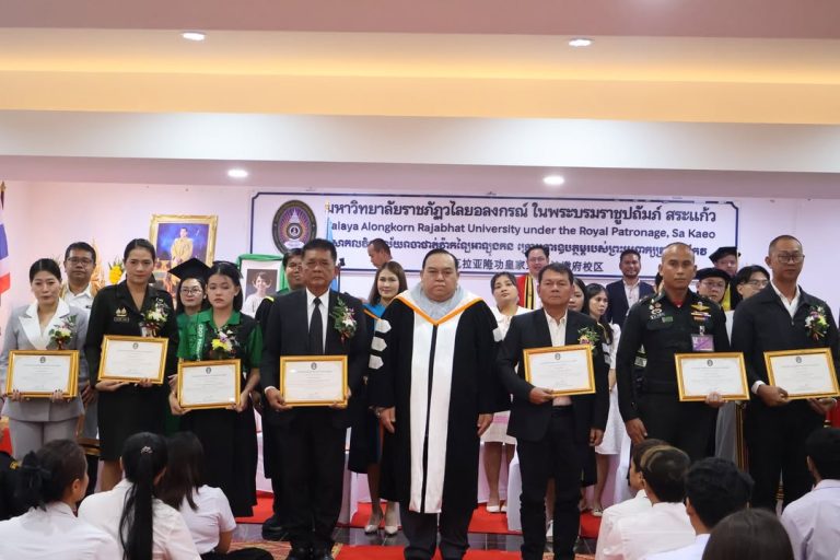 พิธีมอบเกียรติบัตรแก่ศิษย์เก่าดีเด่น ในกิจกรรมพิธีไหว้ครู ประจำปีการศึกษา 2569