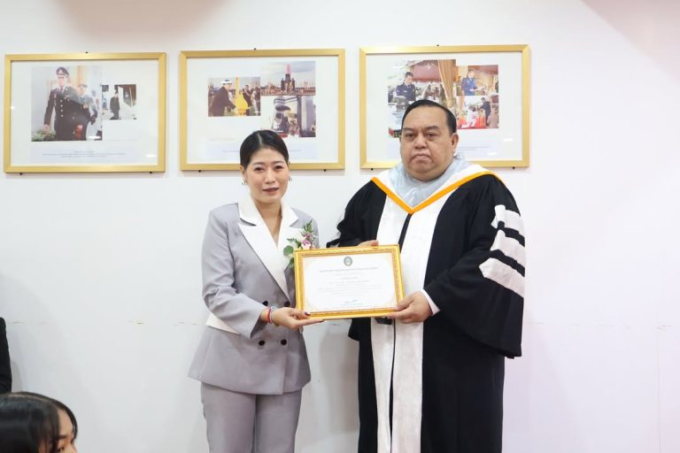 พิธีมอบเกียรติบัตรแก่ศิษย์เก่าดีเด่น ในกิจกรรมพิธีไหว้ครู ประจำปีการศึกษา 2569