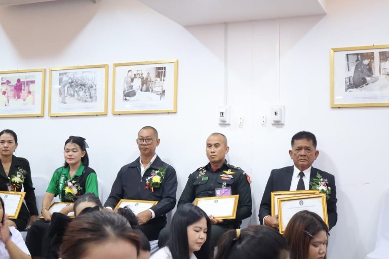 พิธีมอบเกียรติบัตรแก่ศิษย์เก่าดีเด่น ในกิจกรรมพิธีไหว้ครู ประจำปีการศึกษา 2569