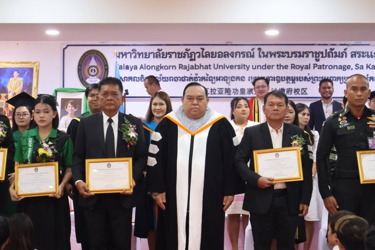 พิธีมอบเกียรติบัตรแก่ศิษย์เก่าดีเด่น ในกิจกรรมพิธีไหว้ครู ประจำปีการศึกษา 2569