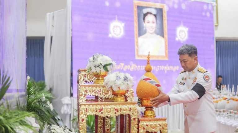 มรภ.วไลยอลงกรณ์ฯ สระแก้ว ร่วมพิธีถวายเครื่องราชสักการะ วางพานพุ่ม และจุดเทียนถวายพระพรชัยมงคล เนื่องในโอกาสพระราชพิธีมหามงคลเฉลิมพระชนมพรรษา ๔ รอบ สมเ...